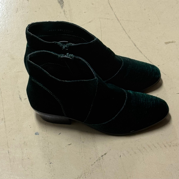 Very Volatile Green Reptile Textured Ankle Boots Booties Side Zip Women’s 7.5 - Picture 3 of 8